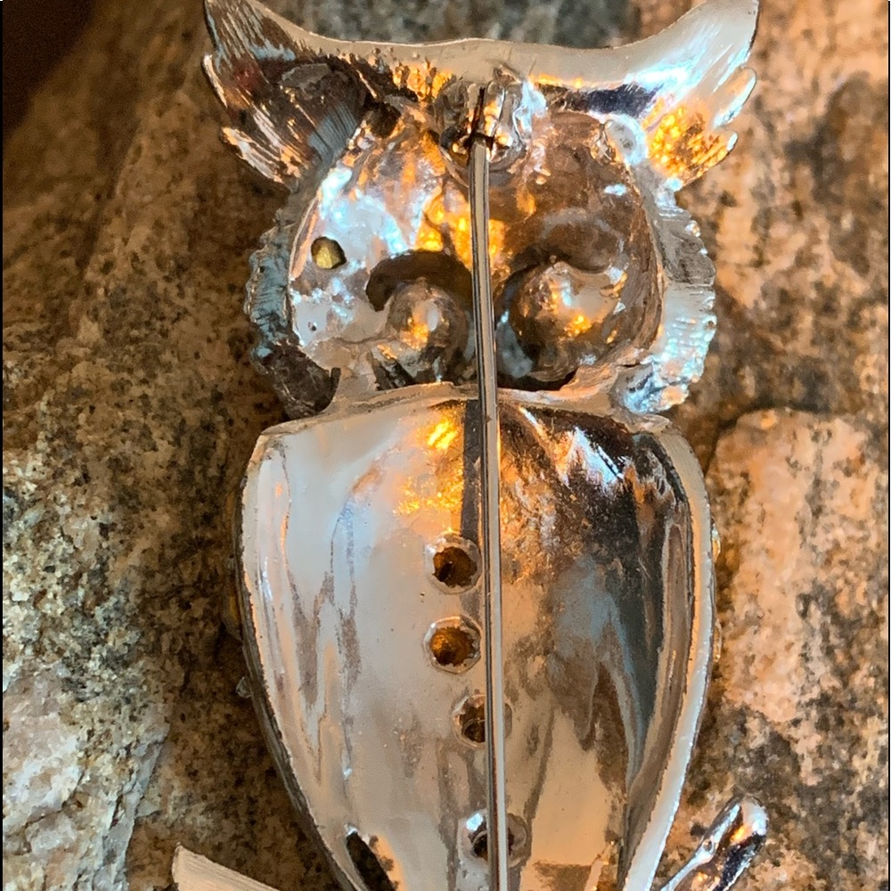 Vintage Silver Tone Emerald Green Eyed Owl Pin Brooch Costume Jewelry - Picture 4 of 5